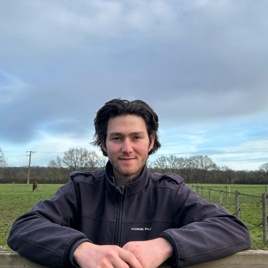 Augustin Delarue Entraineur diplômé d’État, chargé du travail des chevaux et de l’enseignement auprès des cavaliers.